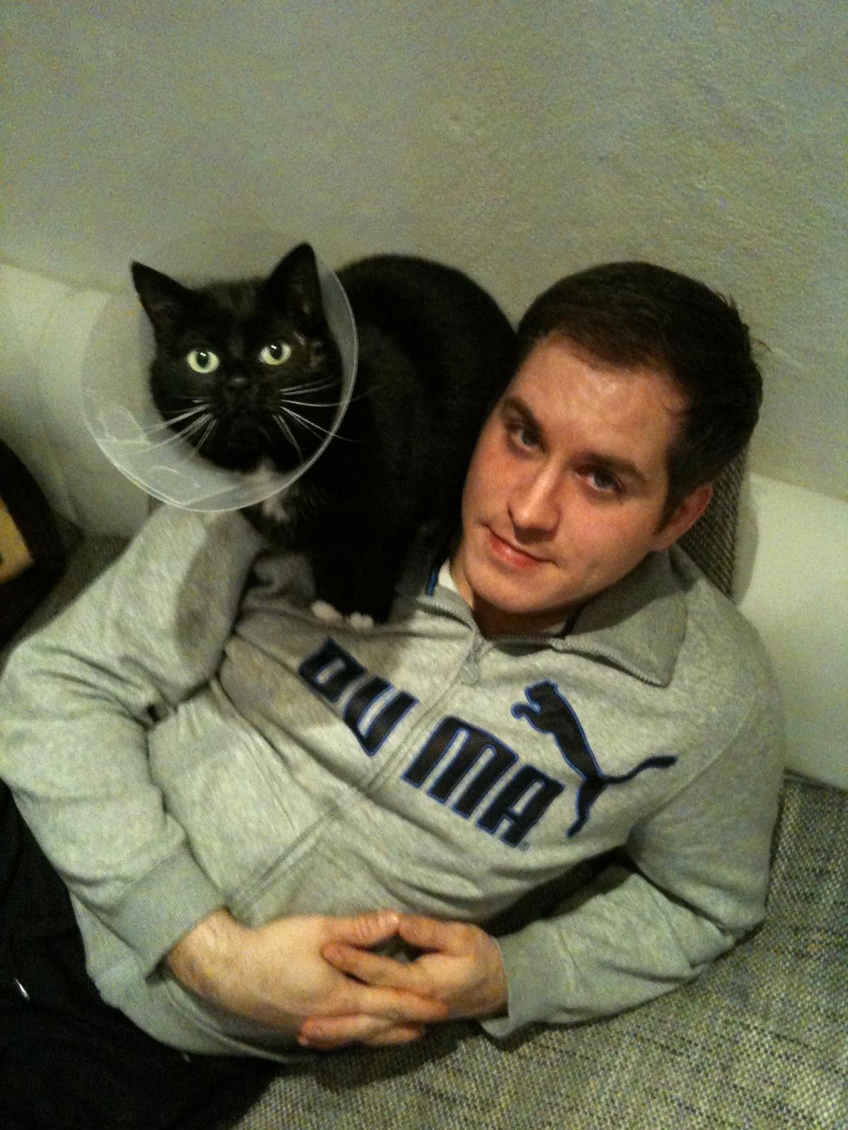 Michel mit seiner Katze Honey nach der OP – Halskrause, Erholung, persönliche Erfahrung